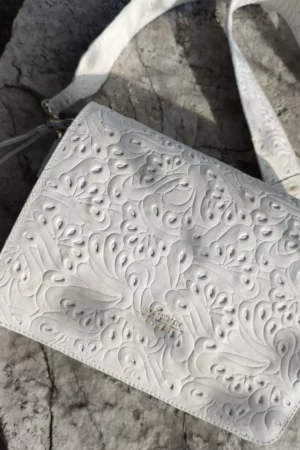 Biała torebka z klapą Cube white white flores set V detal