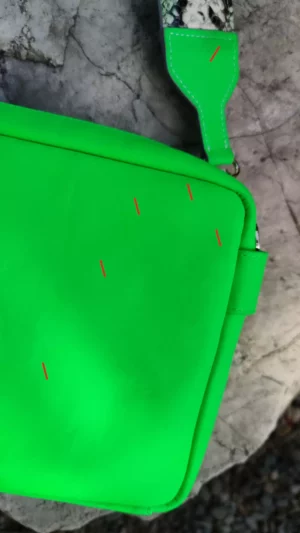 Skórzana listonoszka Cube Neon Green Snake tył detal