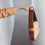 Personalizowana torebka ze skóry węża - beżowa torebka na szerokim pasku