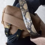 Personalizowana torebka ze skóry węża - beżowy półksiężyc Make Yourself