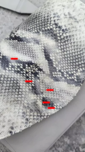 Skórzana szara torebka z klapą w wężowy wzór Cube Stone gray -defekt