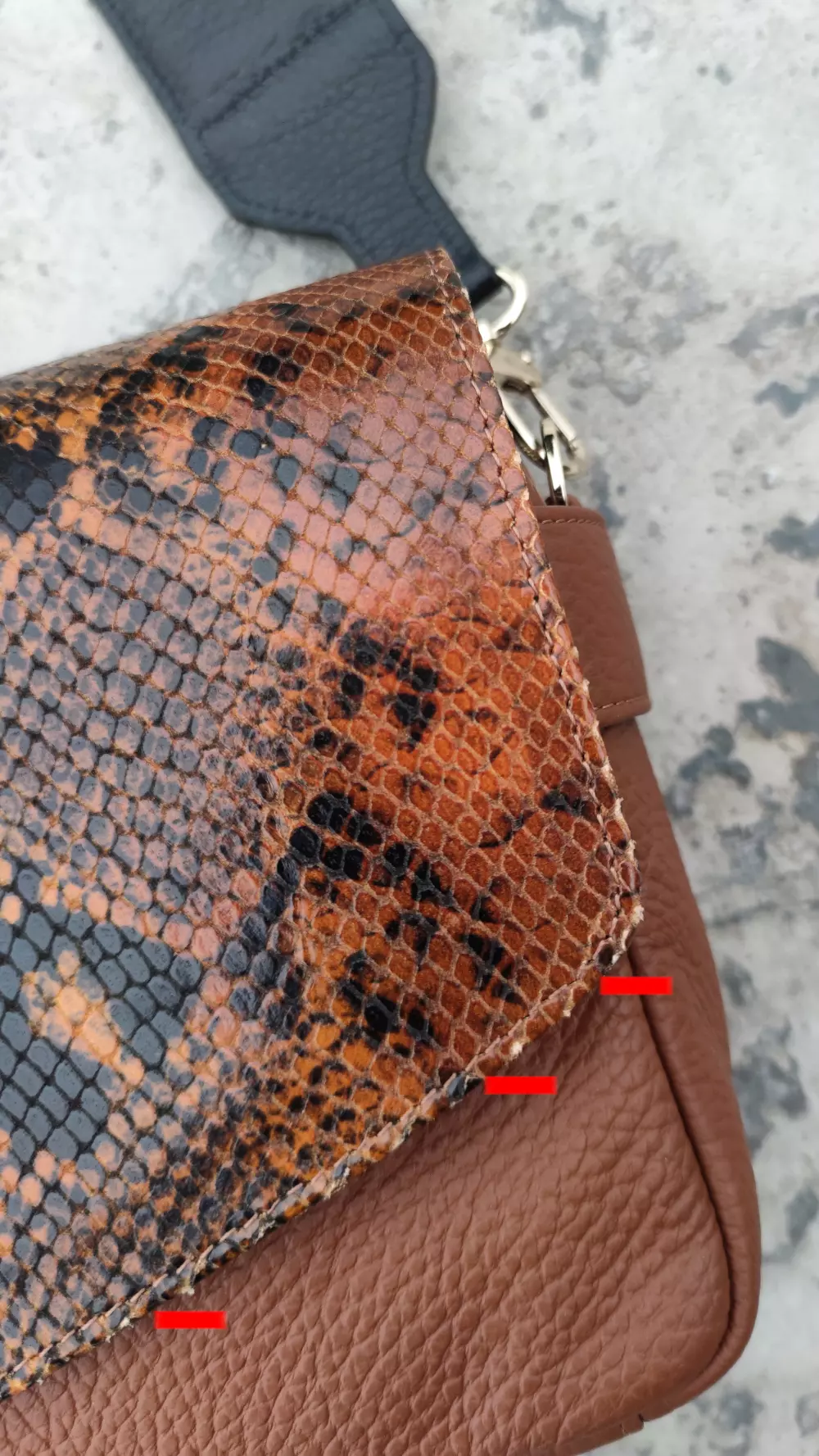 Skórzana brązowa torebka z klapą w wężowy wzór Cube Caramel mat Fire Snake 5