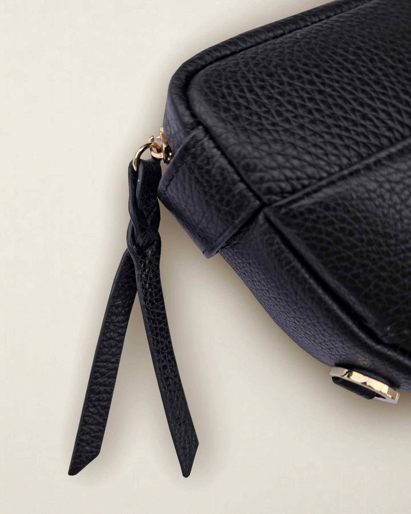 Bok skórzanej personalizowanej torebki półksiężyc LUNA M Grain Black, zawieszka suwaka i półkole – Make Yourself