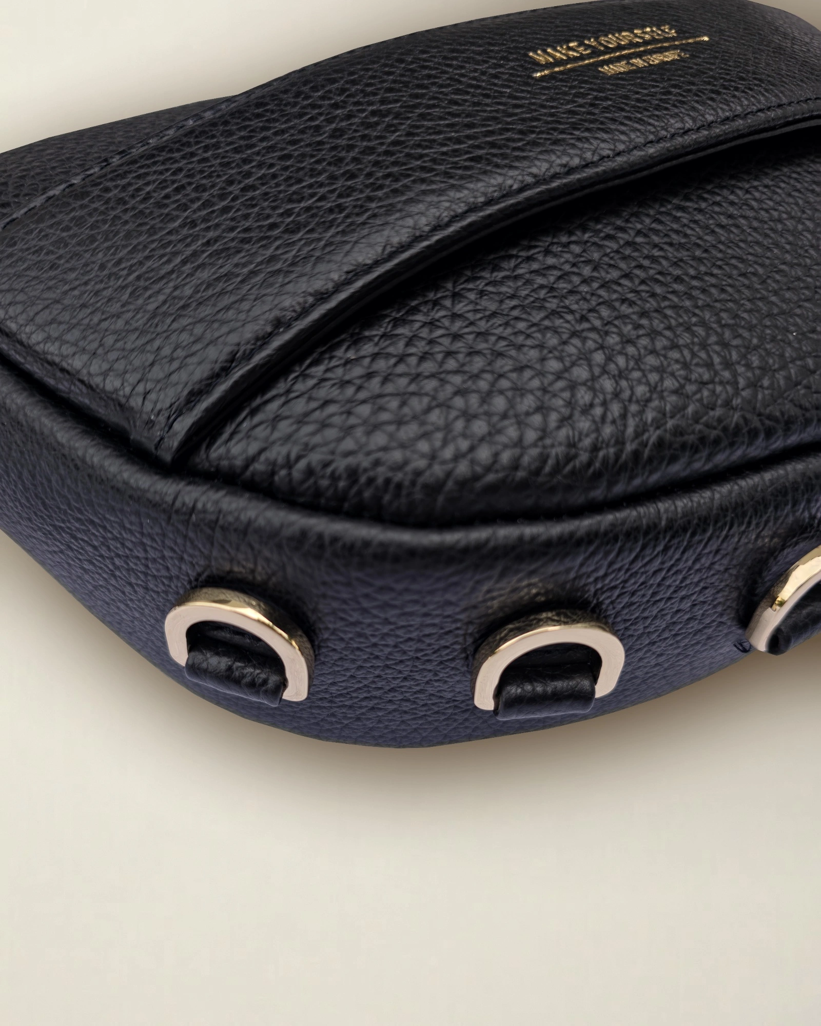 Spód skórzanej personalizowanej torebki półksiężyc LUNA M Grain Black, złote półkola – Make Yourself