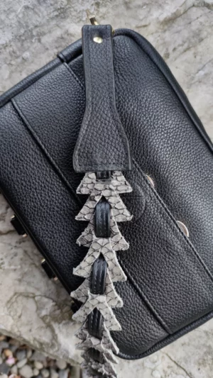 Skórzana czarna torebka pudełkowa Cube Black gray snake detal