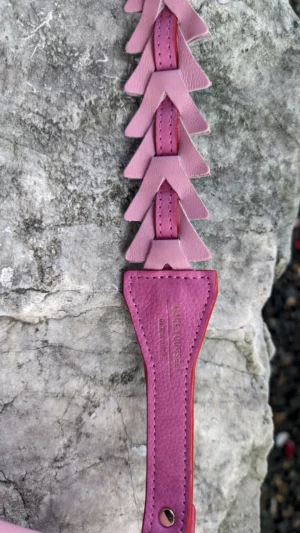 Skórzana różowa listonoszka z klapą Cube Rose Quartz Blush - długi pasek triangle