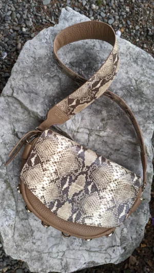 Skórzana torebka półksięży z klapą Luna Cortado Viper snake