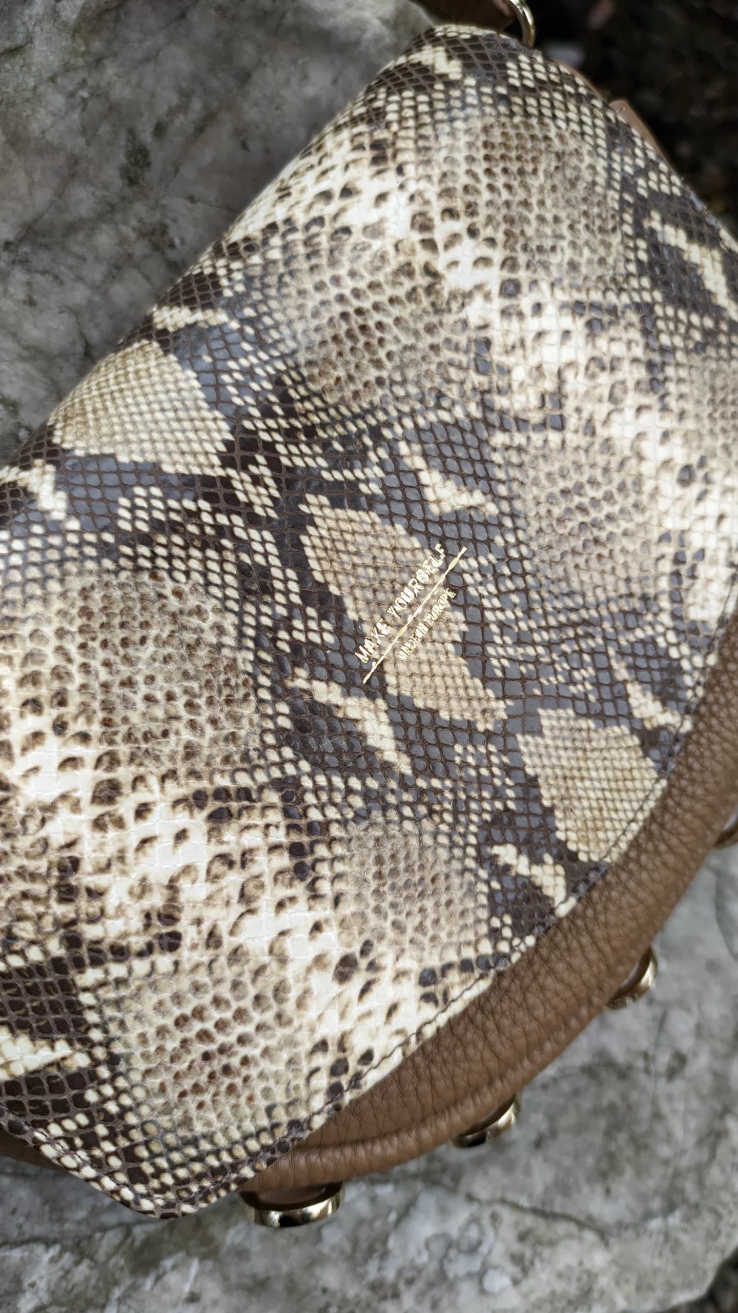 Skórzana torebka półksięży z klapą Luna Cortado Viper snake 17