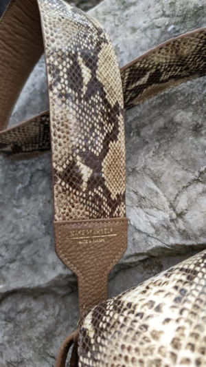 Skórzana torebka półksięży z klapą Luna Cortado Viper snake pasek