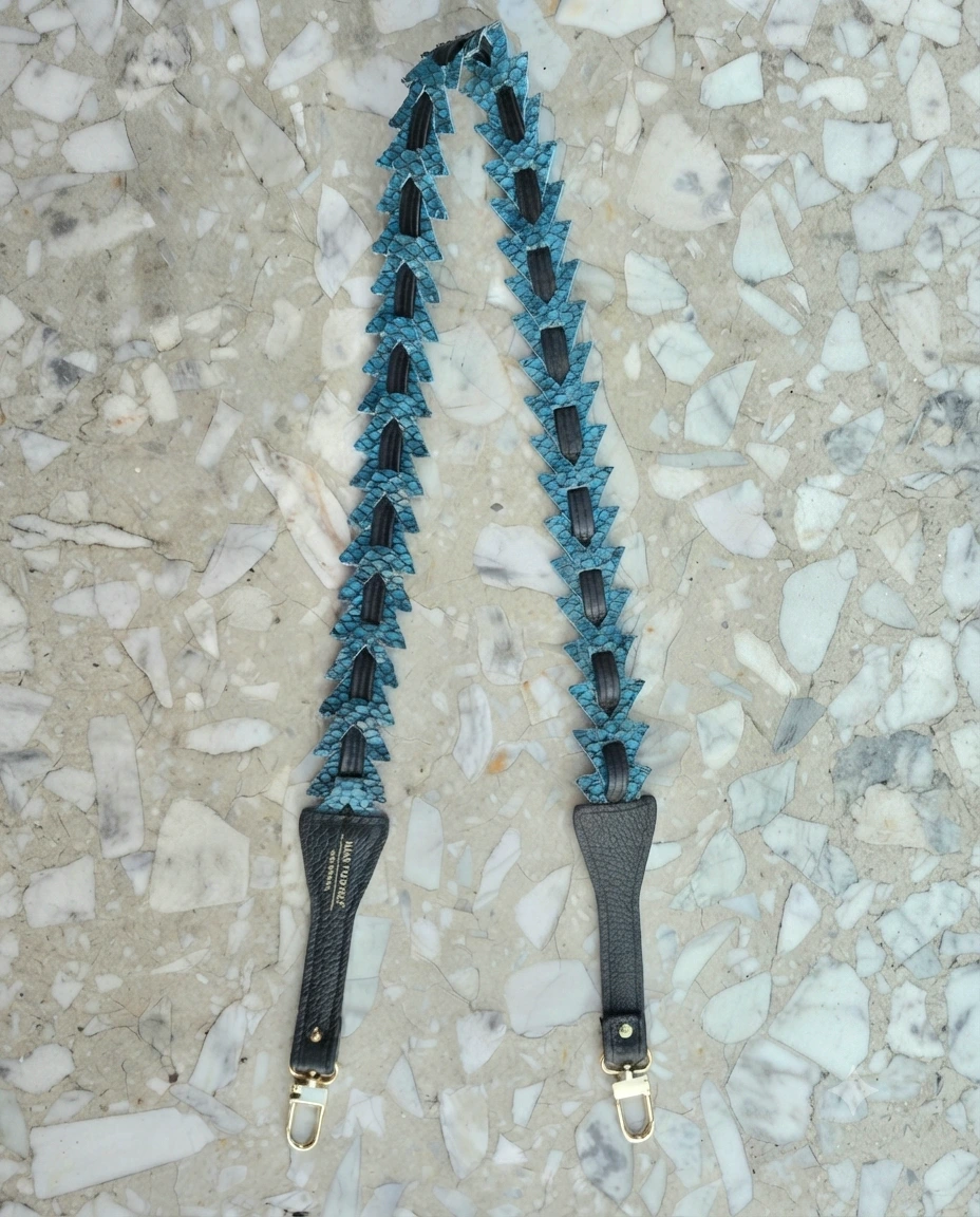 Skórzany długi pasek do torebki Triangle Blue Snake