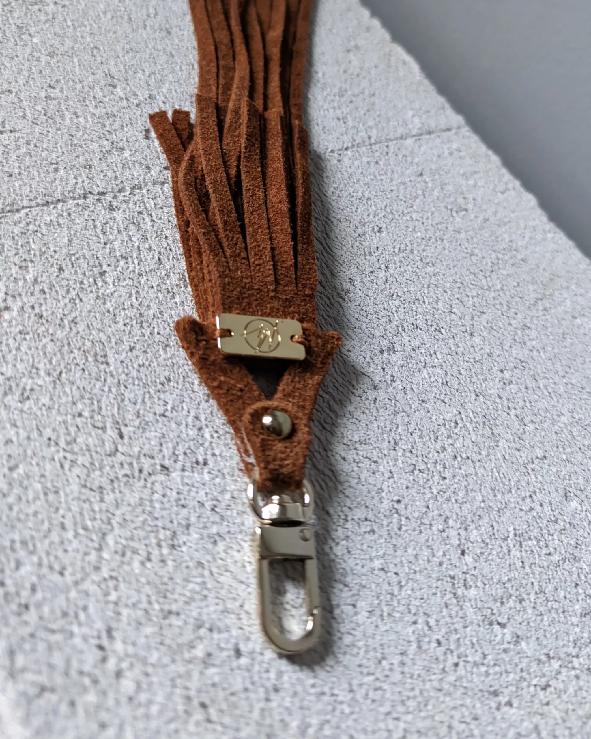 Frędzel zamszowy do torebki TRIANGLE cinnamon Make Yourself bag detal