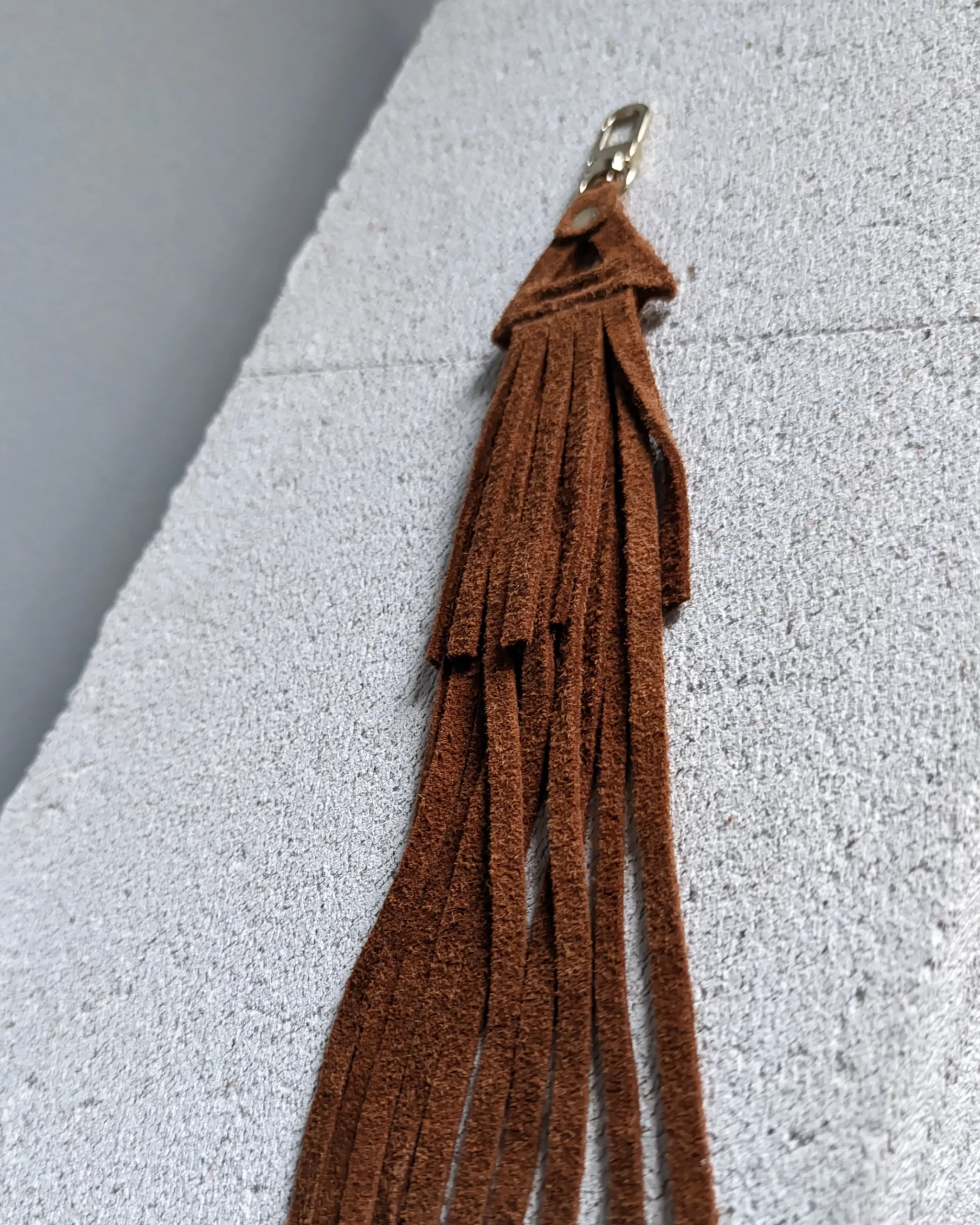 Frędzel zamszowy do torebki TRIANGLE cinnamon Make Yourself bag tył