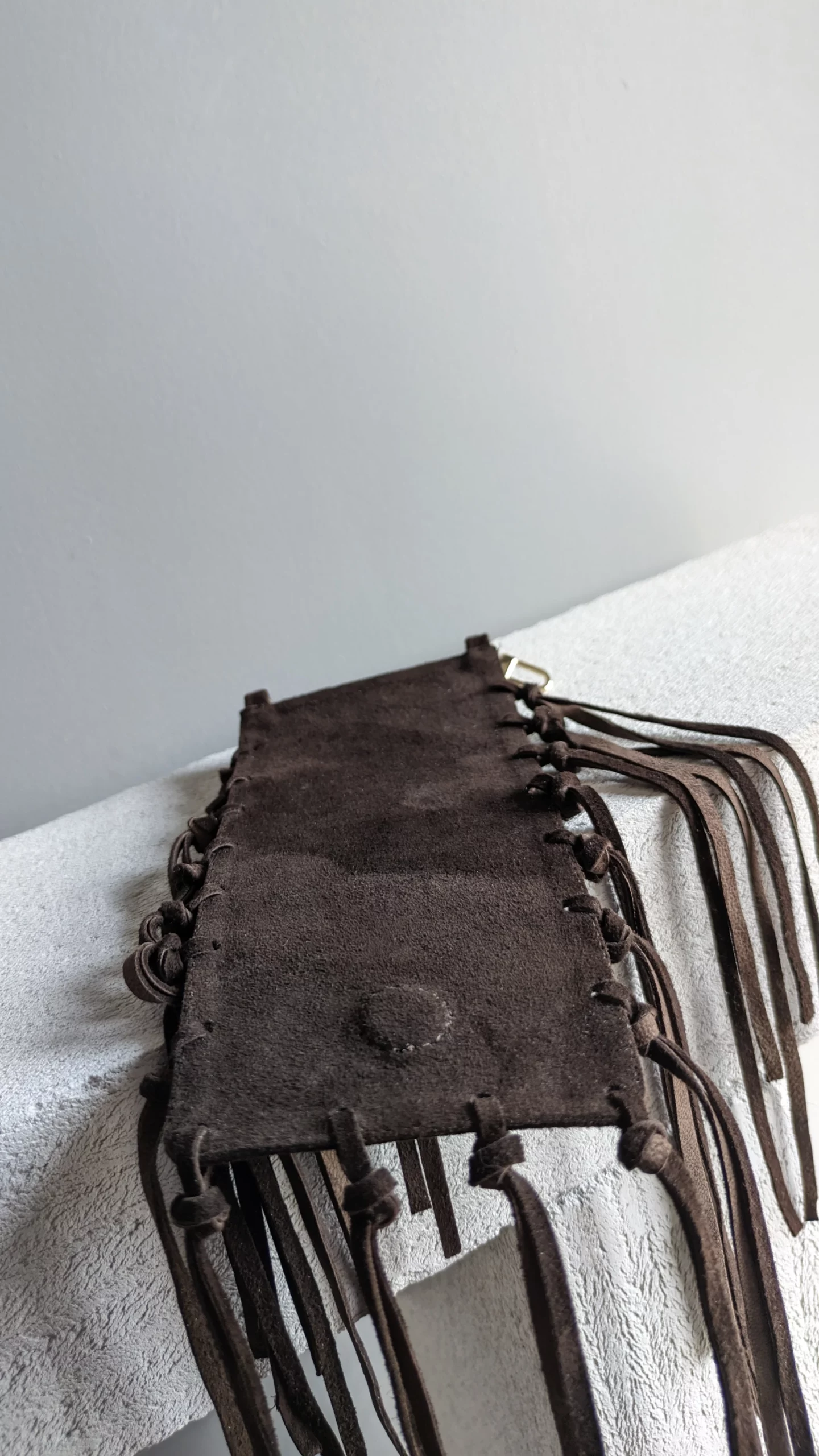 Klapa zamszowa do torebki RECTANGULAR FRINGES dark choco magnes
