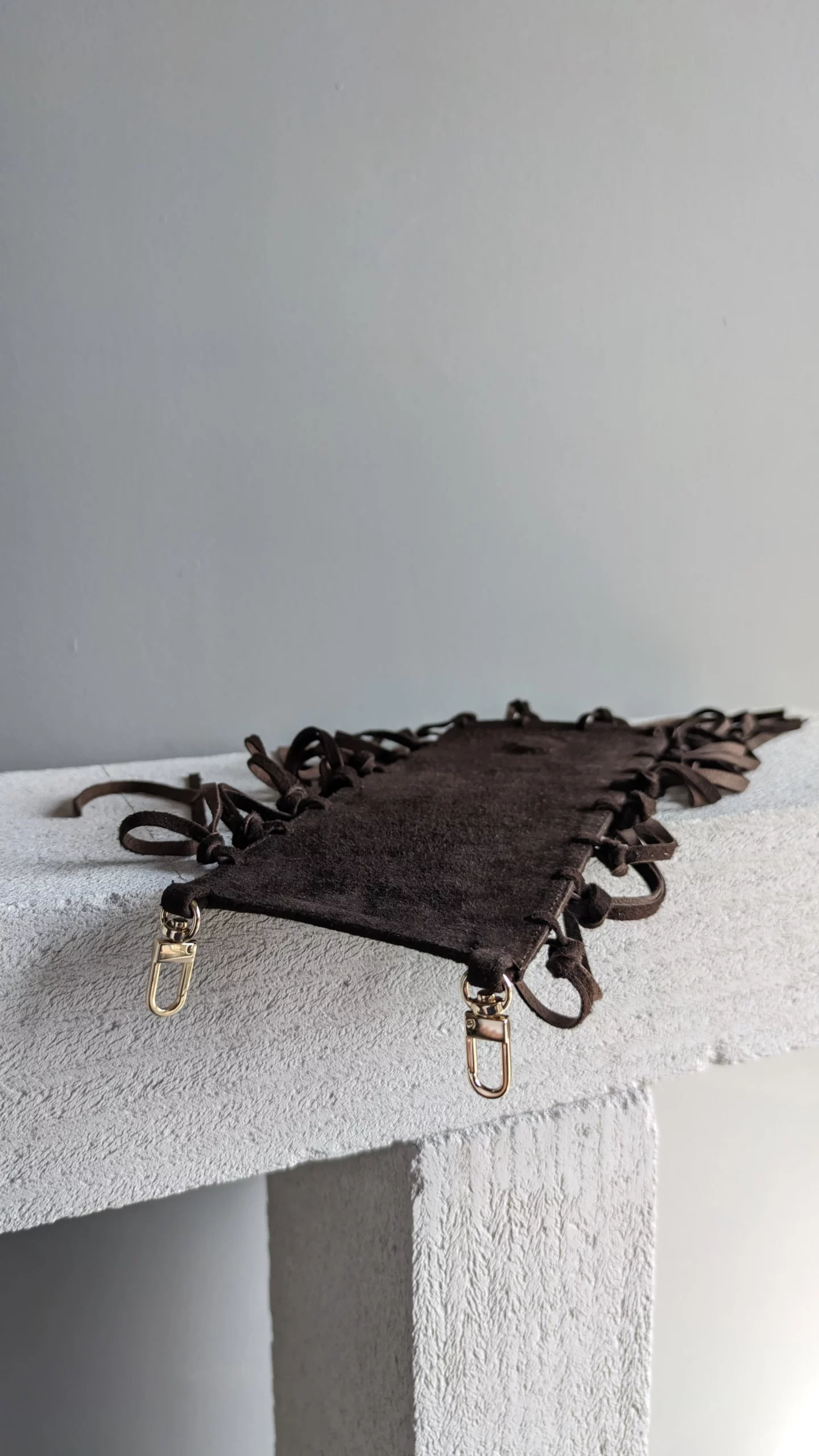 Klapa zamszowa do torebki RECTANGULAR FRINGES dark choco zapięcie