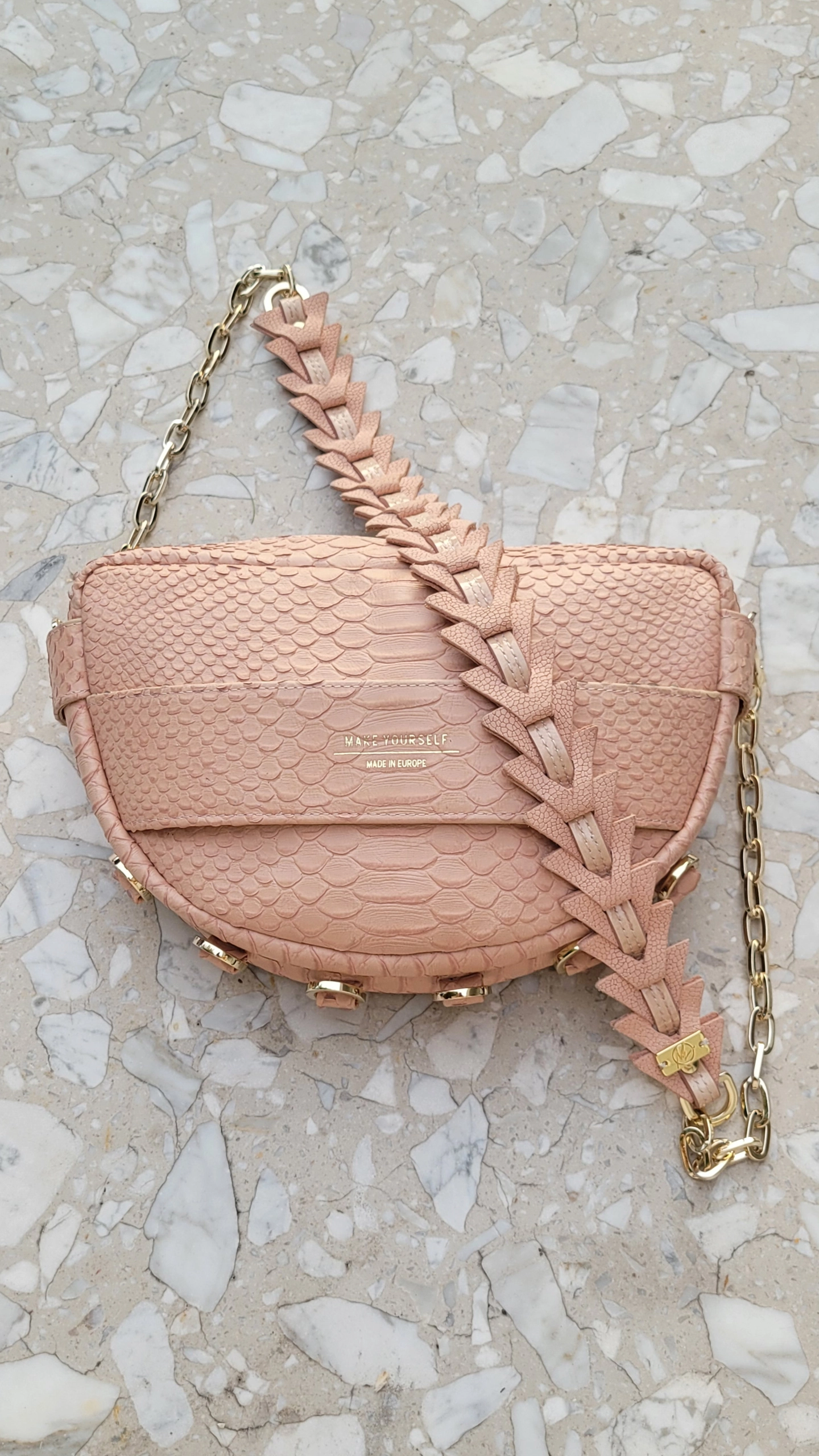 Skórzana torebka półksiężyc Luna Pink Python