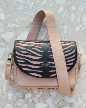 Skórzana torebka pudełkowa CUBE Pink Quartz Zebra