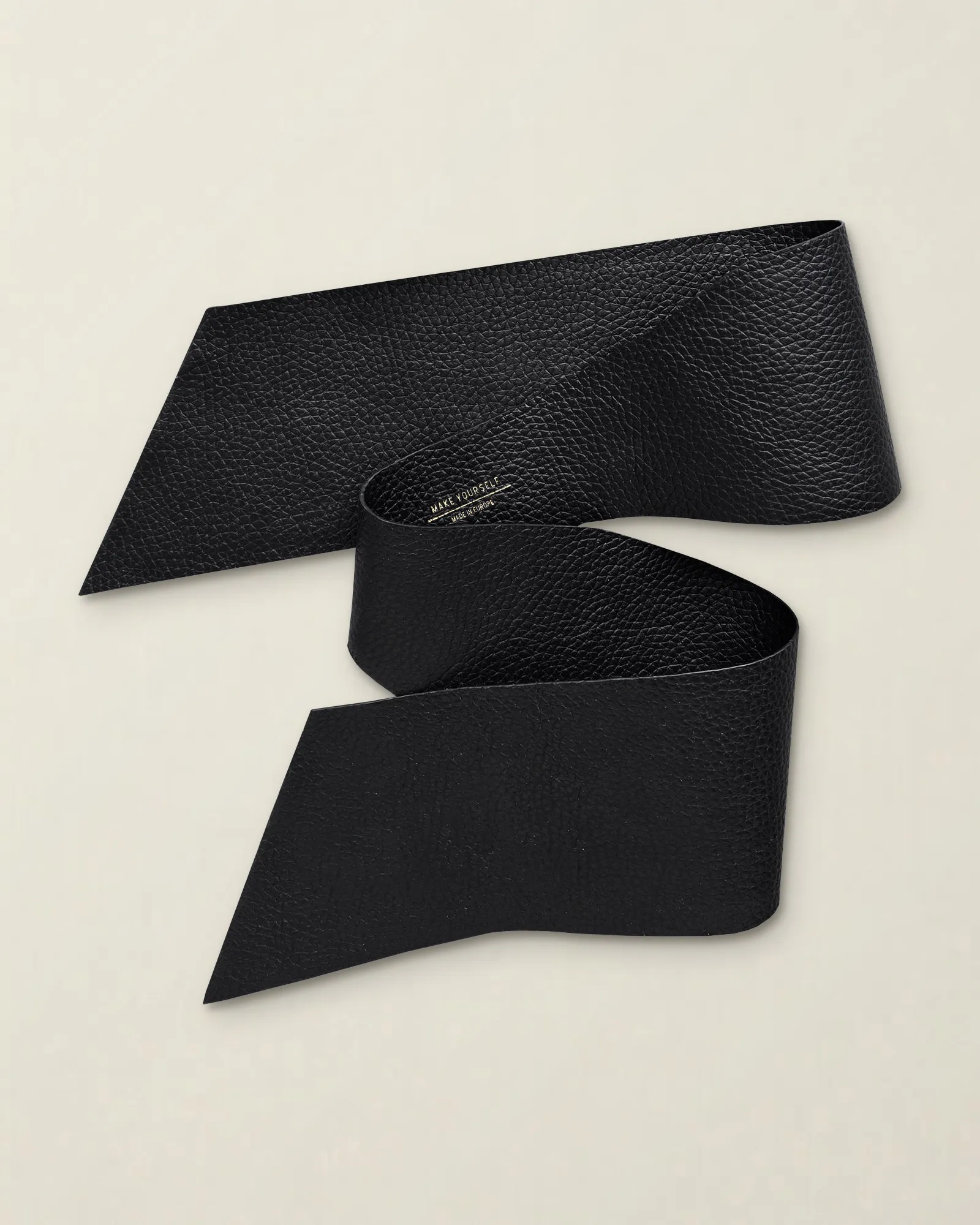 Skórzana wstążka do torebki BOW do wiązania Grain Black, złote logo Make Yourself – Make Yourself