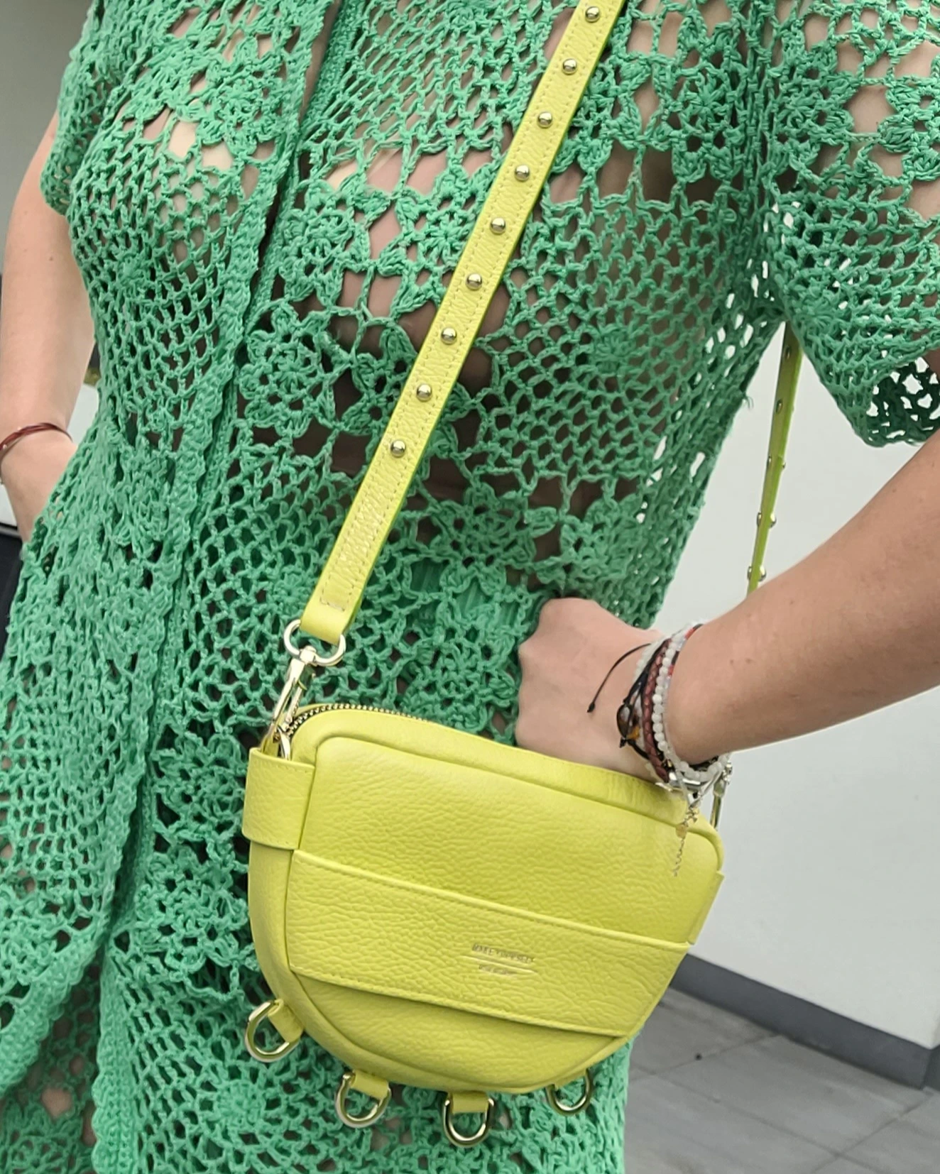Skórzana torebka półksiężyc Baby LUNA Apple Green Drops na człowieku