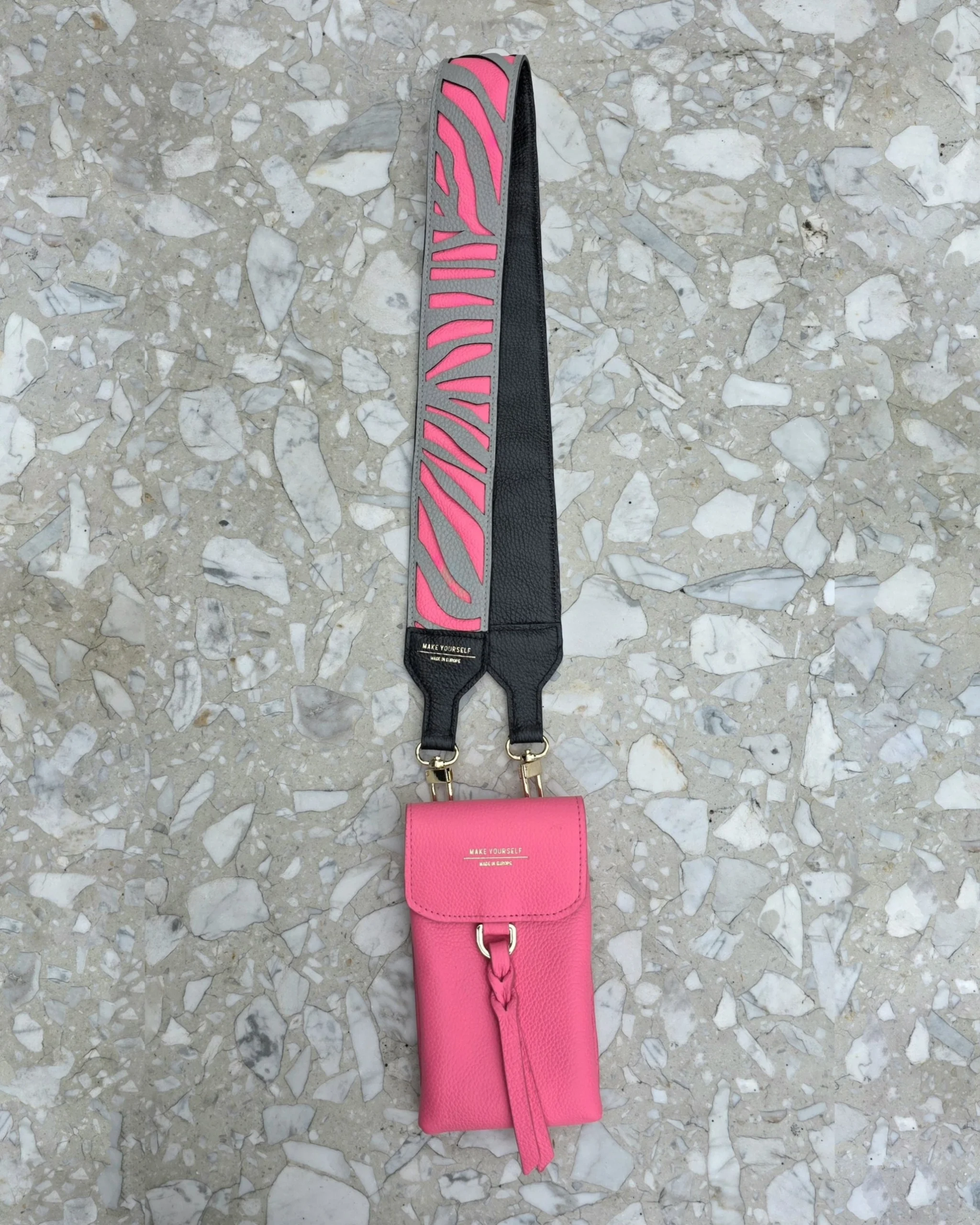 Skórzana torebka na telefon SACHETE Fiery Rose z paskiem ZEBRA